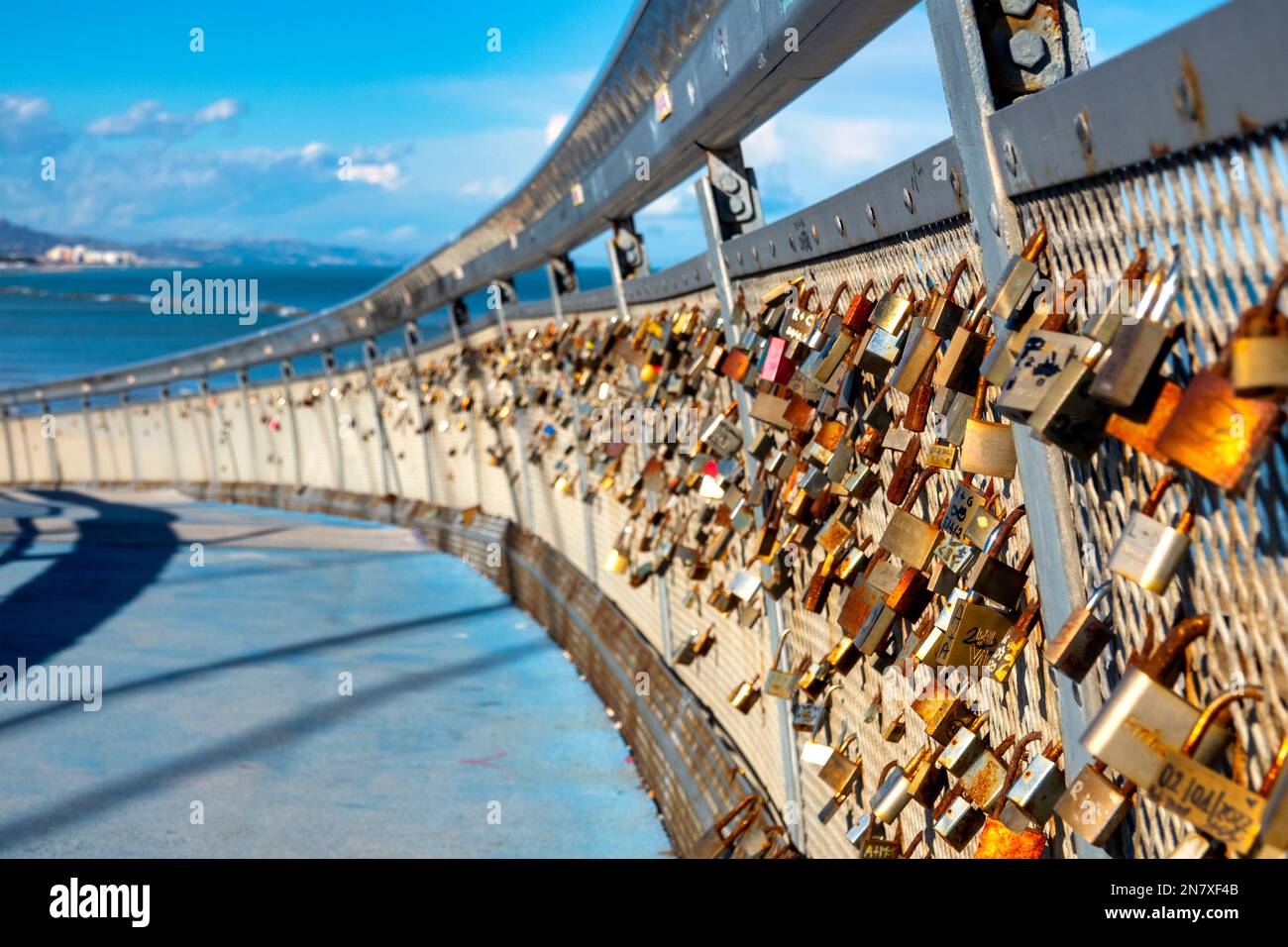 Lovelocks sur le 'Ponte del Mare', Pescara, Italie Banque D'Images
