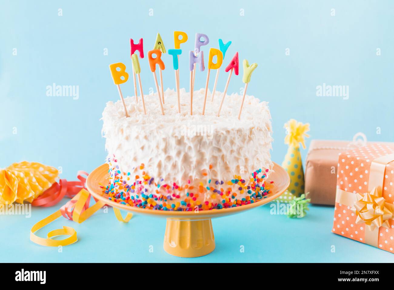gâteau d'anniversaire avec accessoires cadeau fond bleu Banque D'Images