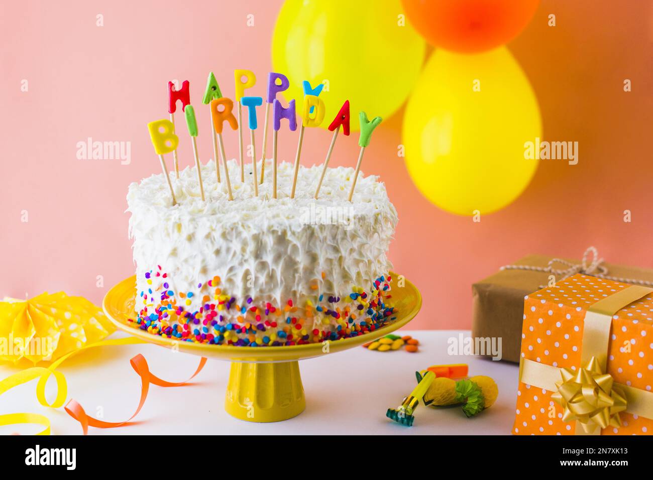 gros plan sur un délicieux gâteau d'anniversaire avec des accessoires Banque D'Images
