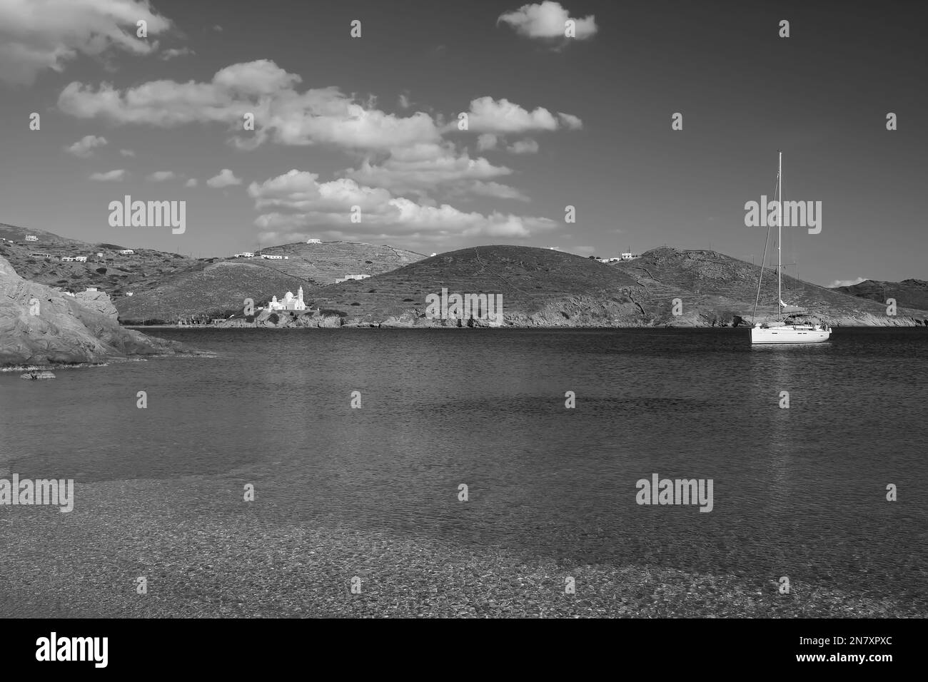 Vue sur la belle plage de Tzamaria dans iOS Grèce, un voilier et une église orthodoxe Banque D'Images