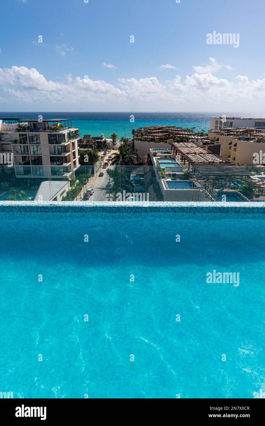 Piscine sur le toit à Playa del Carmen, Quintana Roo, Mexique Banque D'Images