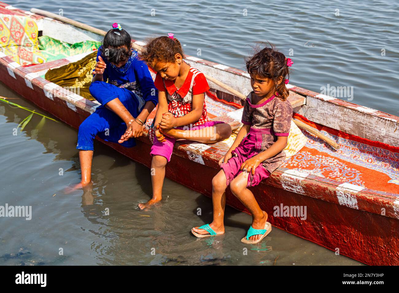 Enfants arabes de Marsh, marais mésopotamiens, Ahwar du sud de l'Irak, site de l'UNESCO, Irak Banque D'Images