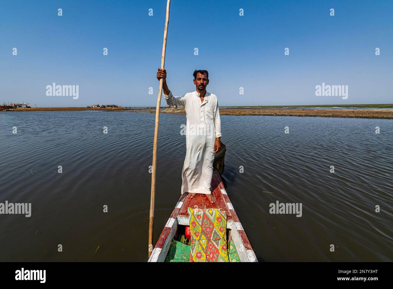 Marsh arab sur son bateau, Marais mésopotamiens, Ahwar du sud de l'Irak, site de l'UNESCO, Irak Banque D'Images