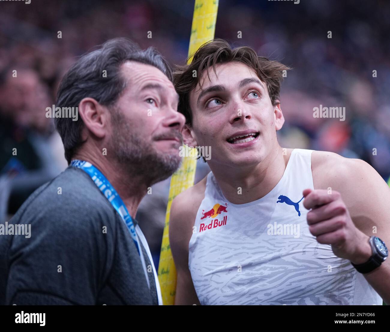 10 février 2023, Berlin: ISTAF Indoor, Athletics/Hall: Réunion, décisions à Mercedes-Benz Arena, Pole Vault, Armand Dupantis (r, Suède) et entraîneur Greg Dupantis après son premier saut. Photo: Soeren Stache/dpa Banque D'Images