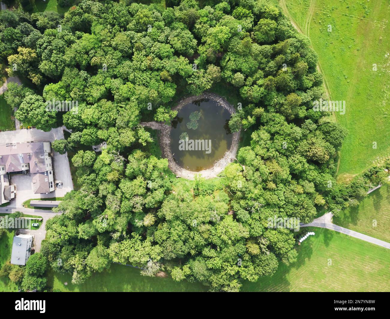 Une vue aérienne du cratère Kaali sur l'île estonienne de Saarema Banque D'Images
