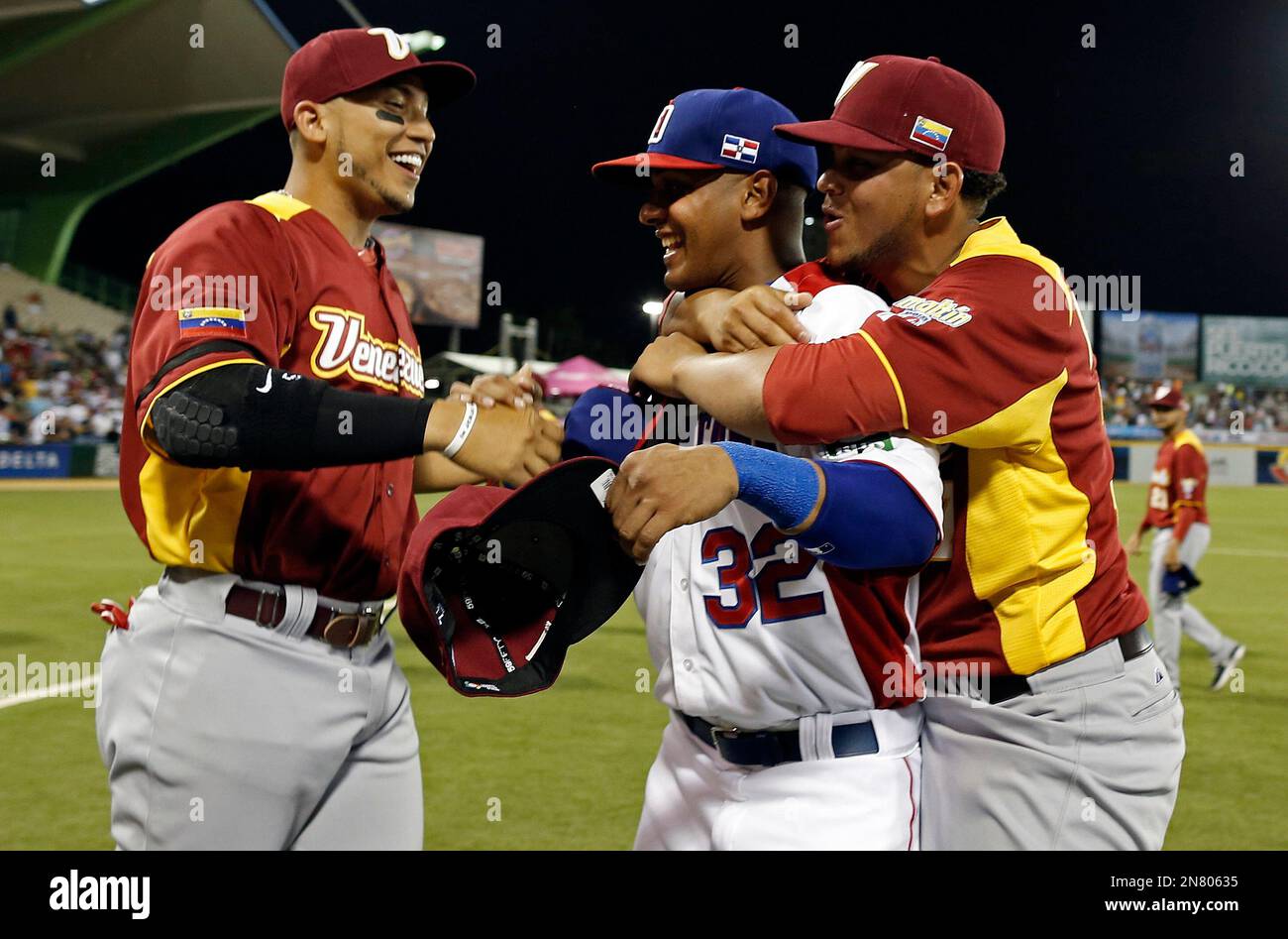 Dominican Republic's Ricardo Nanita, center, is greeted by Venezuela's Henderson Alvarez, right, and Carlos Gonzalez before the start of their World Baseball Classic first round game in San Juan, Puerto Rico, Thursday, March 7, 2013. (AP Photo/Andres Leighton) Banque D'Images
