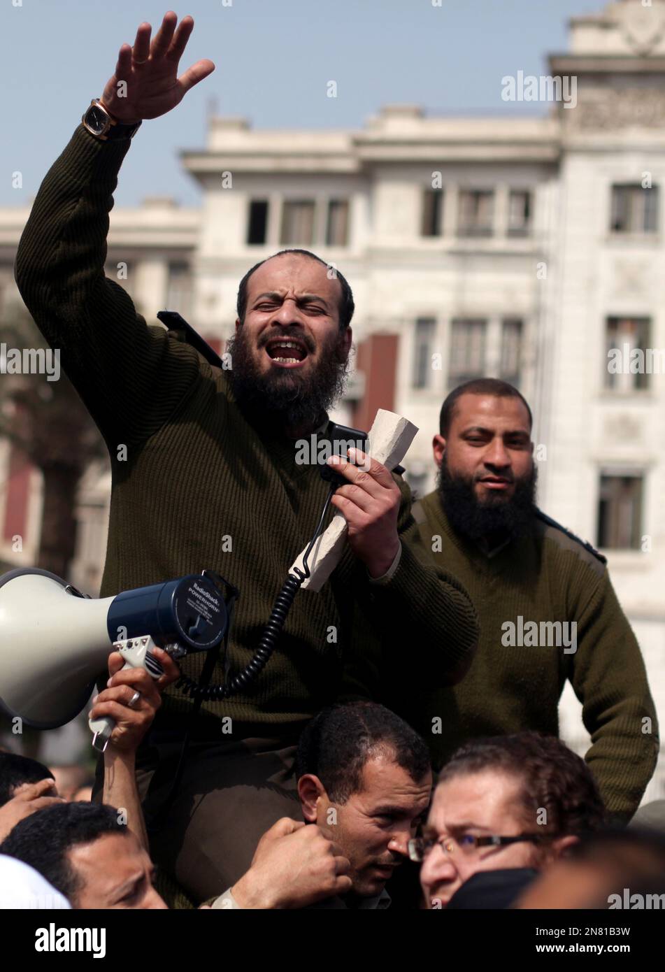 Egyptian bearded police officers chant slogans during a Salafi Muslim protest in support of the bearded police officers who were prevented from carrying out their work in the interior ministry, in front of Abdeen presidential palace in downtown Cairo, Egypt, Friday, March 1, 2013. (AP Photo/Khalil Hamra) Banque D'Images
