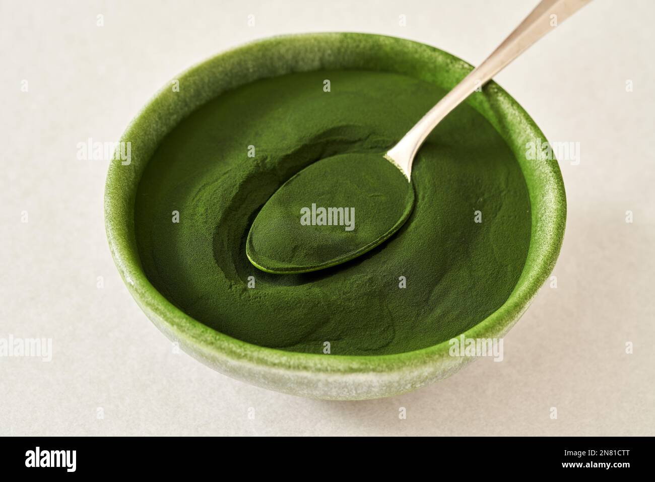 Poudre d'algues chlorelles vertes dans un bol Banque D'Images