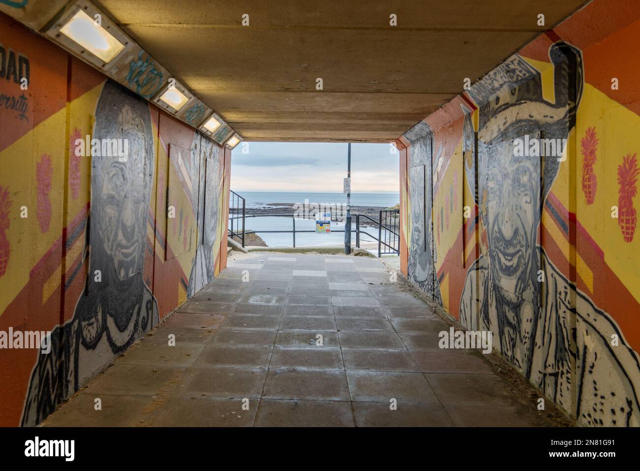 Art du métro sur le thème de la diversité, dans le village côtier de Cullercoats, près de Tynemouth, Royaume-Uni, artiste inconnu. Banque D'Images