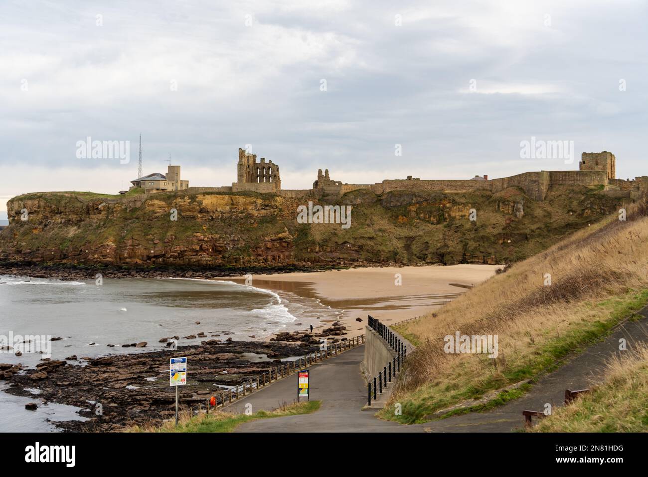 Vue panoramique sur la plage de la baie du roi Edward, en direction du Prieuré et du château de Tynemouth, à Tynemouth, Royaume-Uni. Banque D'Images