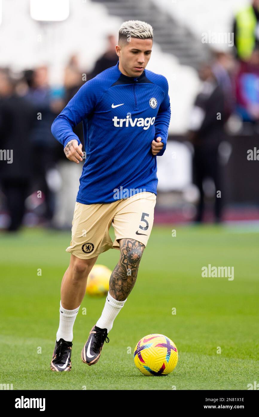 Enzo Fernandez de Chelsea se réchauffe lors du match de la Premier League entre West Ham United et Chelsea au London Stadium, Stratford, le samedi 11th février 2023. (Photo: Federico Guerra Maranesi | MI News) Credit: MI News & Sport /Alamy Live News Banque D'Images