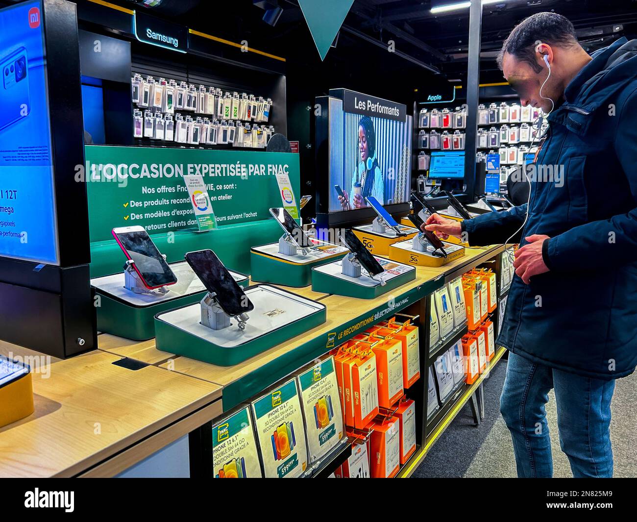 Paris, France, MAN Shopping, Fnac Store,, produits multimédia, a l'intérieur du Centre commercial français, le Forum aux Halles, Modern Retail, Man Looking, Samsung Electronics smartphones exposés, smartphones dépendants, fnac darty france Banque D'Images