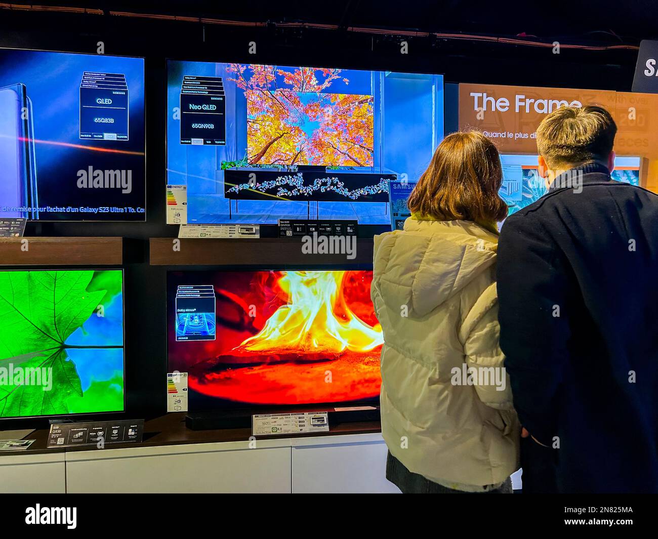 Paris, France, couple People Shopping, Fnac Store,, produits multimédia, centre commercial français, Forum aux Halles, Modern Retail, Samsung Electronics, fnac darty france Banque D'Images