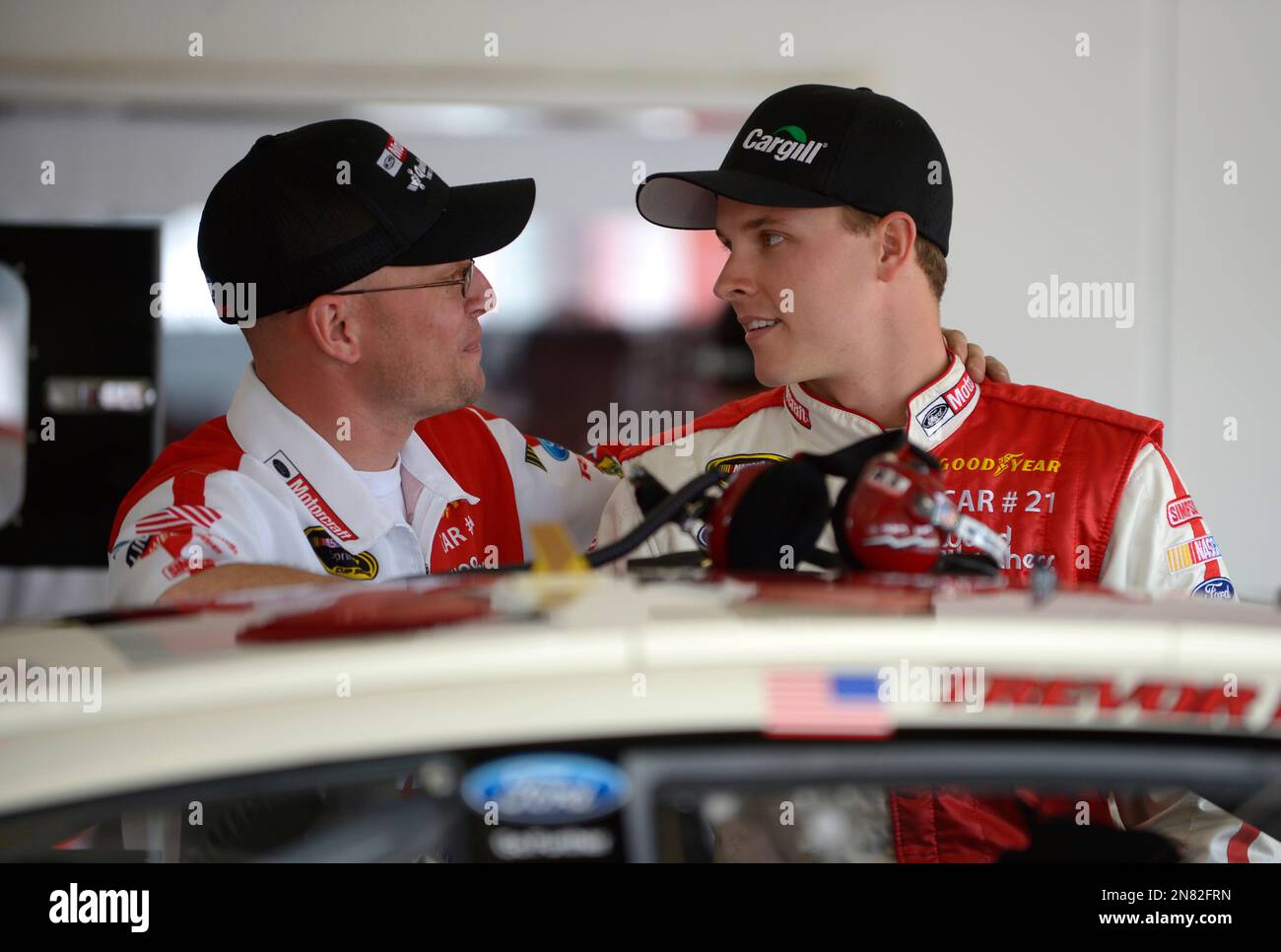 Driver Trevor Bayne, right, talks with his interior mechanic Roger Fenwick in the garage during the final practice for the NASCAR Daytona 500 Sprint Cup Series auto race at Daytona International Speedway in Daytona Beach, Fla., Saturday, Feb. 23, 2013.(AP Photo/Phelan M. Ebenhack) Banque D'Images