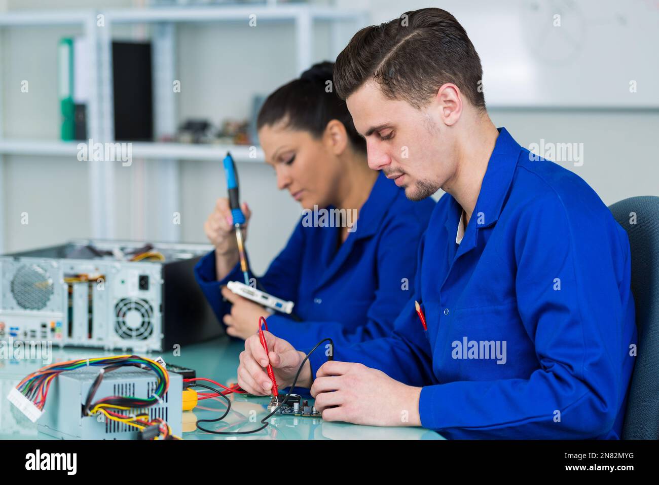 Les étudiants en électronique à l'université de classe Banque D'Images