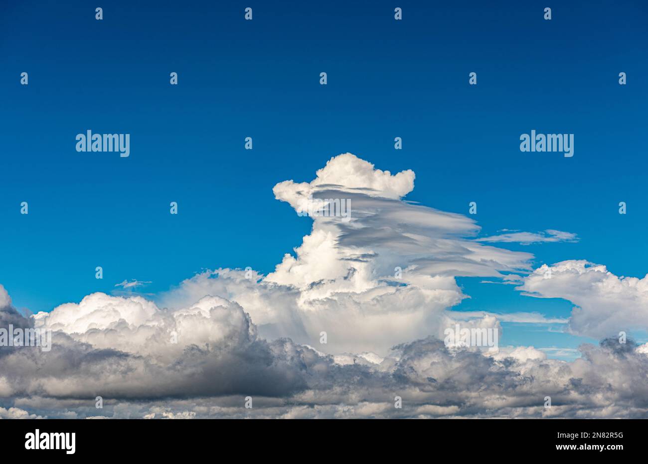 Un orage spectaculaire ou un nuage de cumulonimbus se formant contre un ciel bleu profond (Sicile, Italie) Banque D'Images