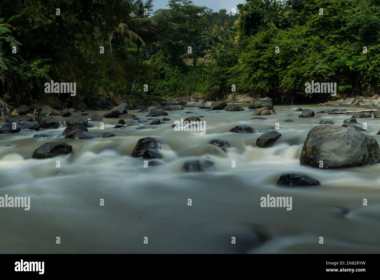 Ruisseau de rivière Rocky de Kali Bojong, Salatiga, Java central. Indonésie. Photographie en exposition prolongée. Mouvements flous. Banque D'Images