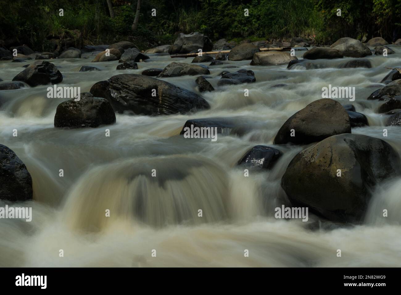 Ruisseau de rivière Rocky de Kali Bojong, Salatiga, Java central. Indonésie. Photographie en exposition prolongée. Mouvements flous. Banque D'Images