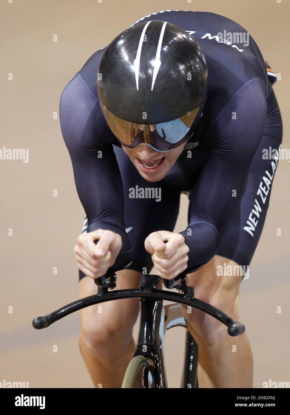 New Zealand's Aaron Gate compete in the men's Omnium 1000 meters time trial and races to take gold in the Omnium event during the Track Cycling World Championships in Minsk , Belarus, Saturday, Feb. 23, 2013 (AP Photo/Mindaugas Kulbis) Banque D'Images