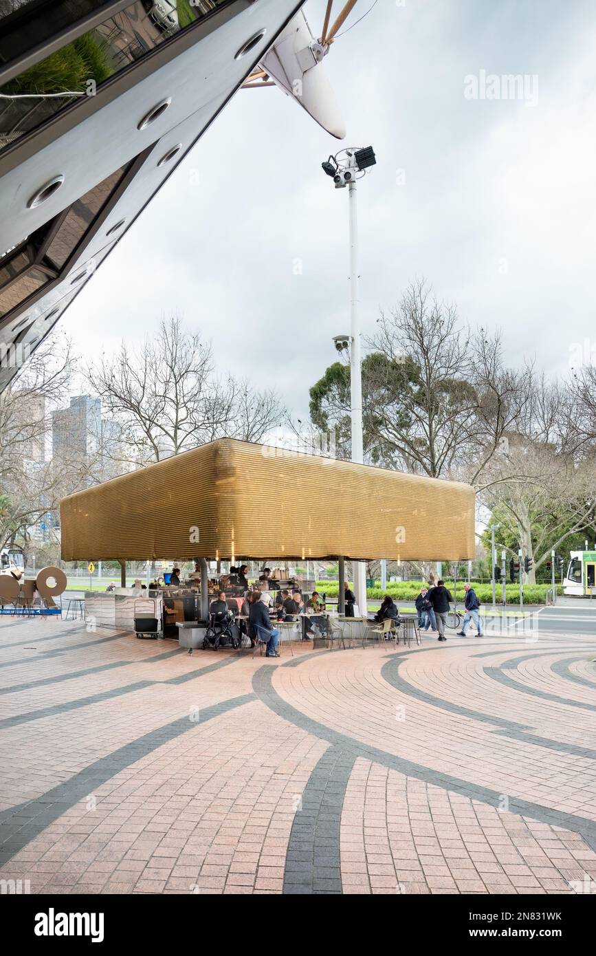 Melbourne, Victoria, Australie - café protagoniste au Melbourne Arts Centre by Cumulus Studio Banque D'Images