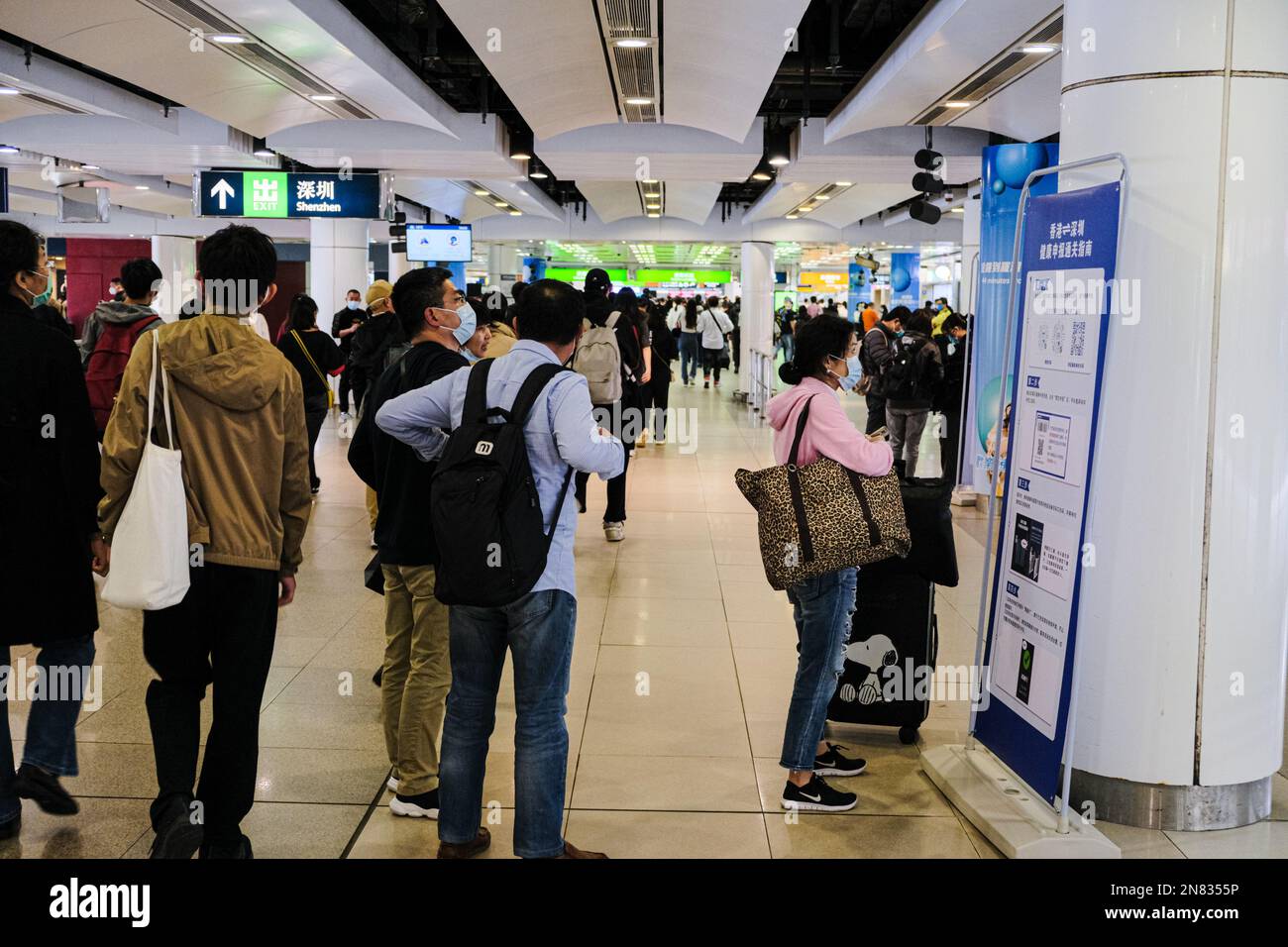 Hong Kong, Chine. 11th févr. 2023. Les gens scannent le code QR avant d'entrer en Chine dans la station Lo Wu. Les gens pourraient commuer entre la Chine continentale et Hong Kong depuis lundi, la première fois en trois ans que tous les postes de contrôle frontaliers ont été rouverts sans restrictions COVID-19. (Credit image: © Keith Tsuji/ZUMA Press Wire) USAGE ÉDITORIAL SEULEMENT! Non destiné À un usage commercial ! Crédit : ZUMA Press, Inc./Alay Live News Banque D'Images