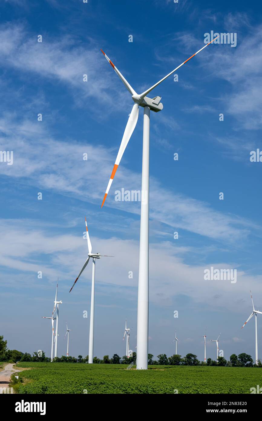 Des centrales éoliennes modernes vues dans les zones rurales de l'Allemagne Banque D'Images