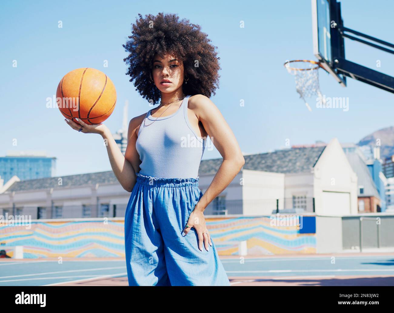 Terrain de basket-ball, mode et portrait de la femme noire en ville avec  attitude, style urbain et vêtements tendance. Sports, parc de fitness et  mannequin Photo Stock - Alamy