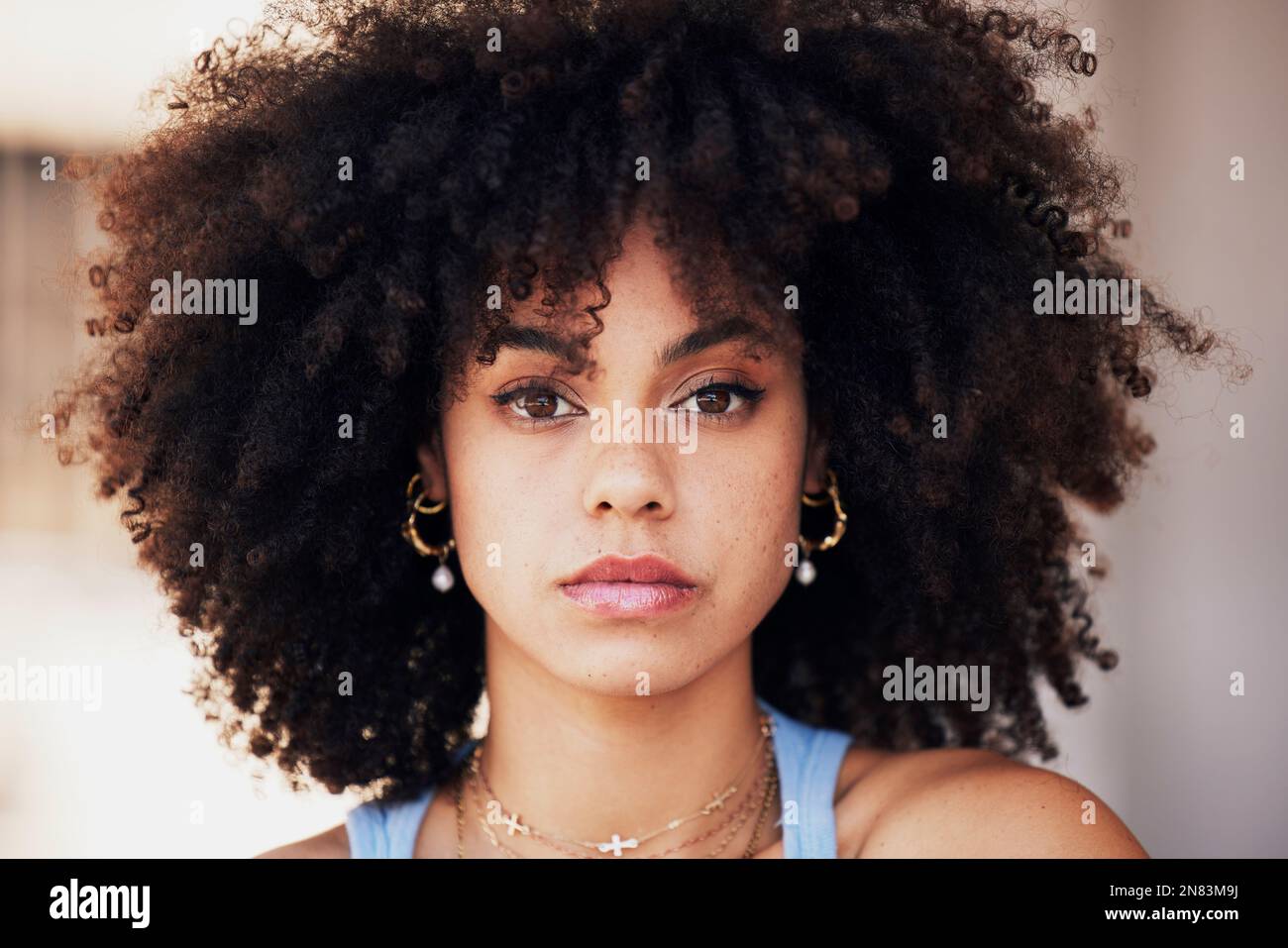 Femme noire, visage avec portrait de beauté et mode, maquillage et bijoux,  cheveux afro et style de rue en plein air à New York. Soins cosmétiques,  beau Photo Stock - Alamy