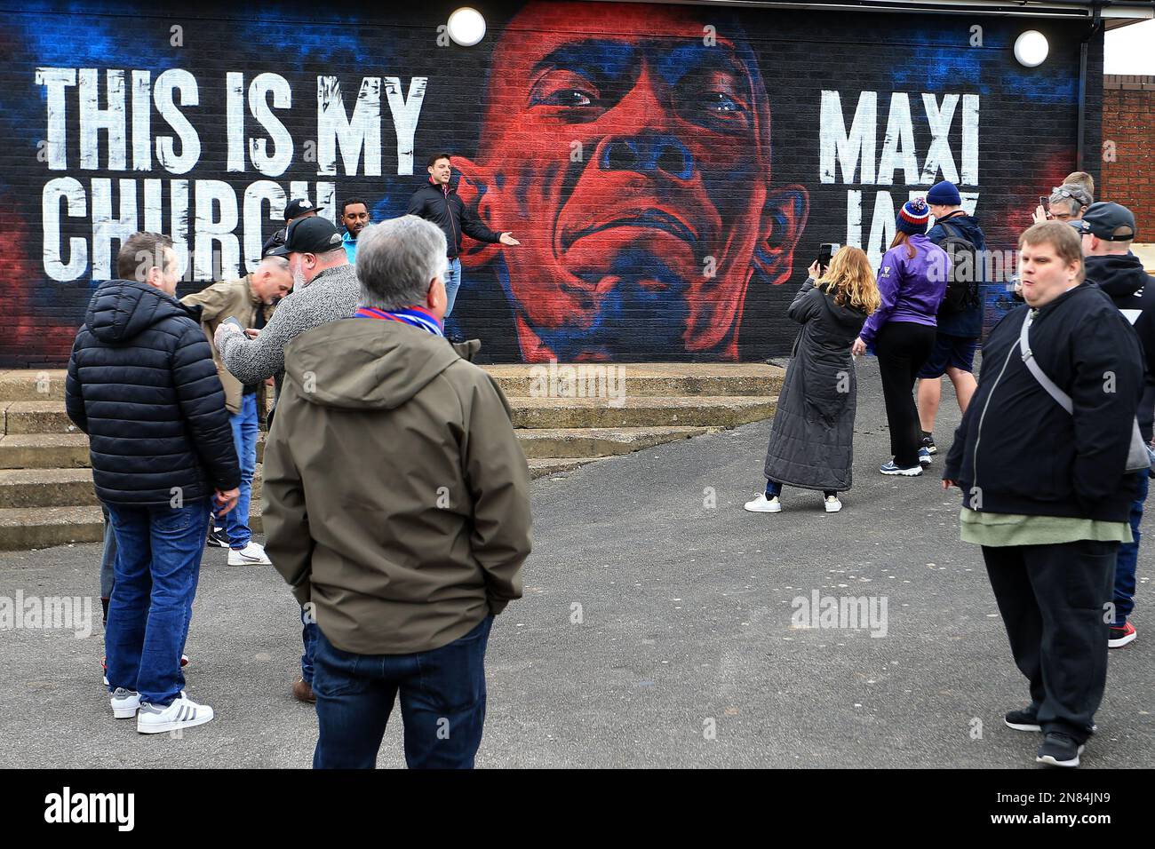 Londres, Royaume-Uni. 11th févr. 2023. Les fans du Crystal Palace visitent la fresque en hommage au Maxi Jazz de Faithless lors du match de Premier League entre Crystal Palace et Brighton et Hove Albion à Selhurst Park, Londres, Angleterre, le 11 février 2023. Photo de Carlton Myrie. Utilisation éditoriale uniquement, licence requise pour une utilisation commerciale. Aucune utilisation dans les Paris, les jeux ou les publications d'un seul club/ligue/joueur. Crédit : UK Sports pics Ltd/Alay Live News Banque D'Images