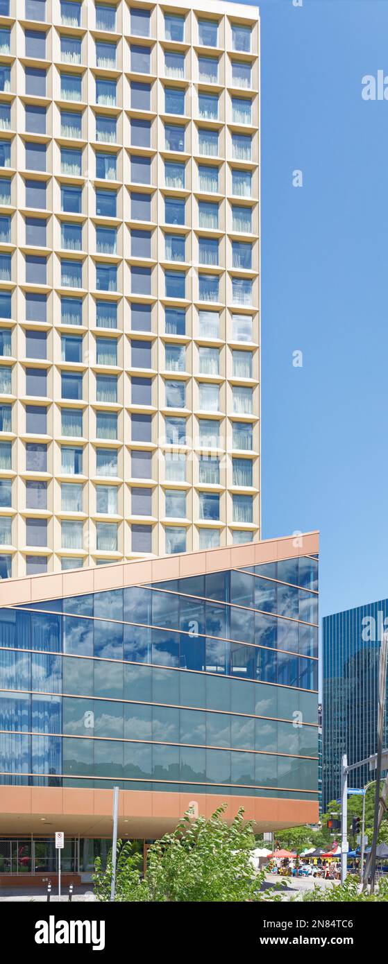 Le Wyndham Grand Pittsburgh Downtown, construit en 1959 sous le nom de Hilton, possède une peau d'aluminium et de verre aux tons dorés d'inspiration Corbusier, qui a été agrandie en 2014. Banque D'Images