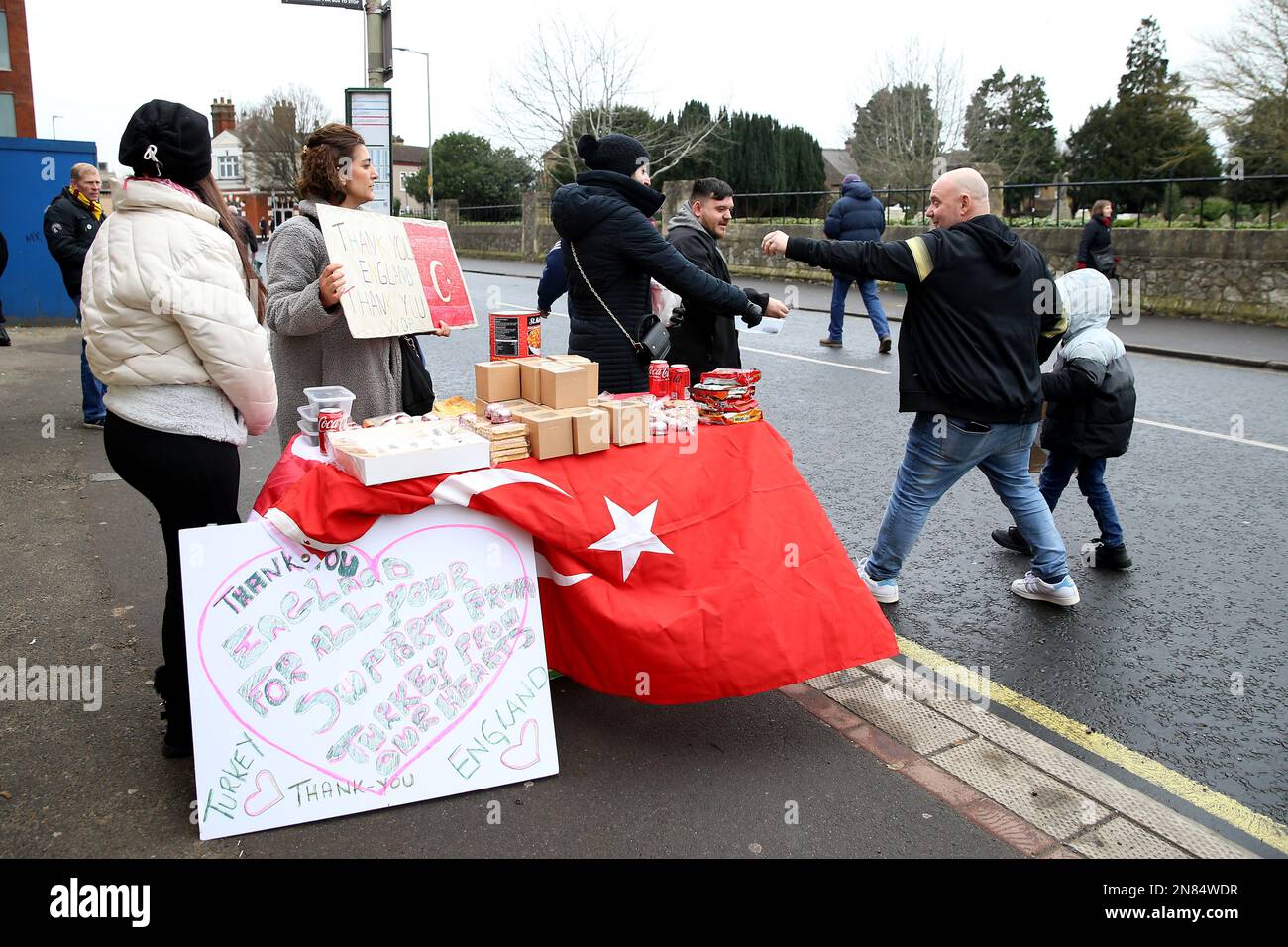 Les collecteurs de fonds collectent des dons pour aider à la reprise du tremblement de terre en Turquie/Syrie en dehors du sol, avant le match du championnat Sky Bet à Vicarage Road, Watford. Date de la photo: Samedi 11 février 2023. Banque D'Images