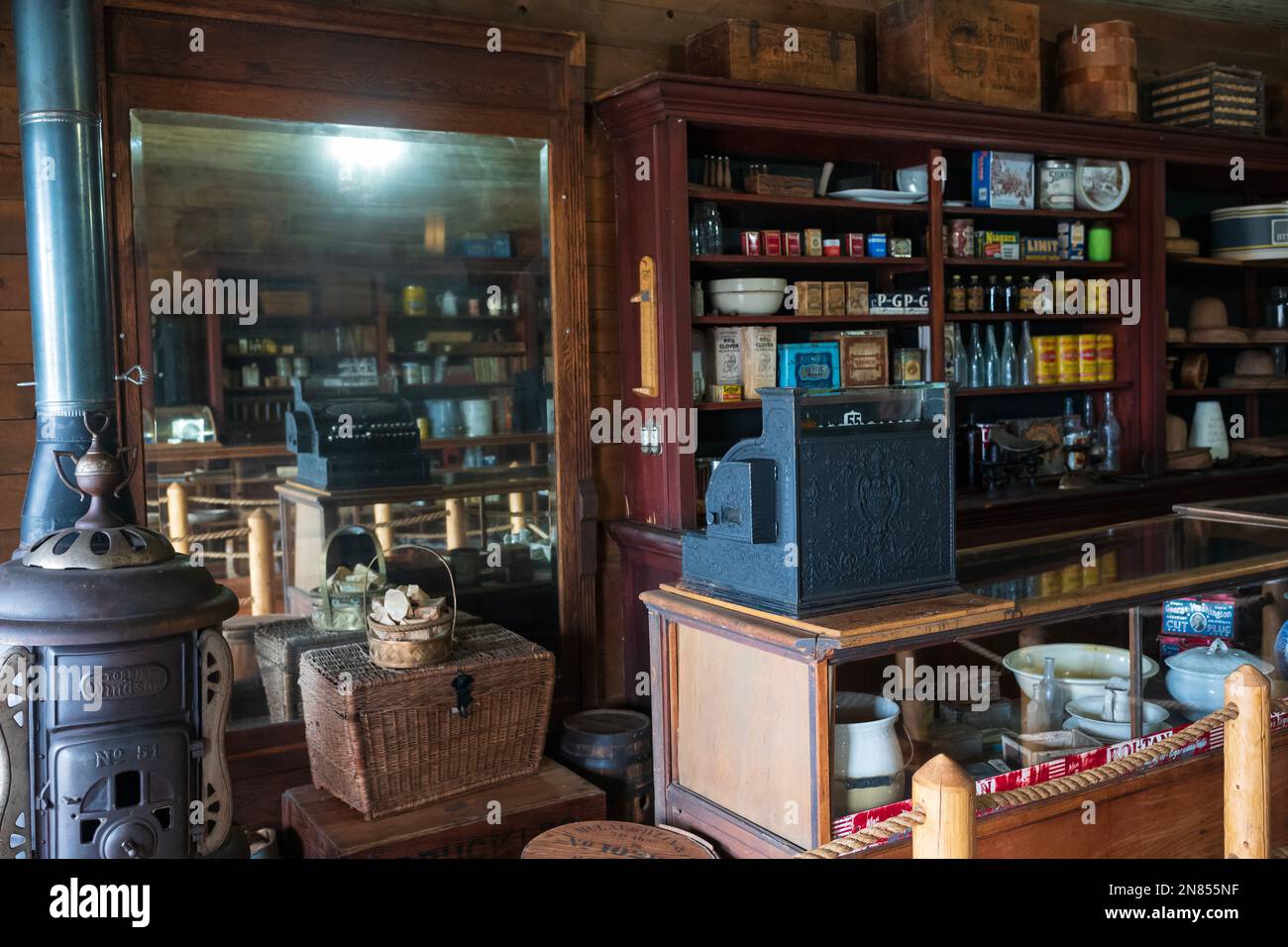 Cody, WY, USA - 25 juin 2022 : Old Trail Town est une attraction touristique avec des bâtiments frontaliers authentiques de la fin des années 1800. Intérieur d'un St. Général Banque D'Images