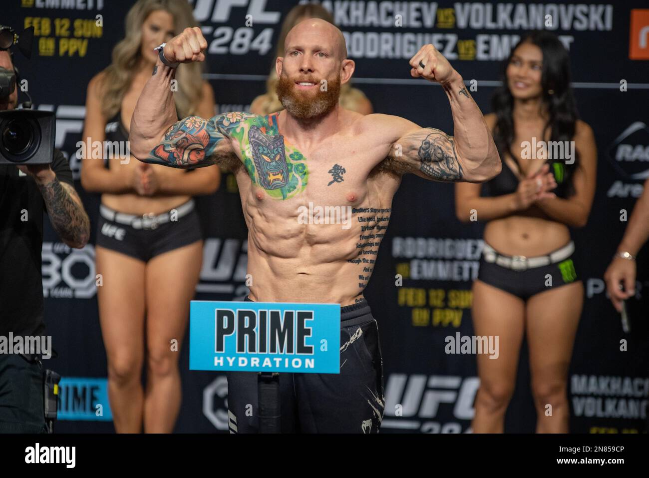 PERTH, AUSTRALIE - FÉVRIER 11 : Josh Emmett pèse 145 livres à l'UFC 284 pèse des pouces avant son combat de titre de Featherweight à l'UFC 284 : Makhatchev v Volkanovski à RAC Arena sur 12 février 2023 à Perth, Australie occidentale, Australie. (Photo de Matt Davies/PxImages) crédit: PX Images/Alamy Live News Banque D'Images