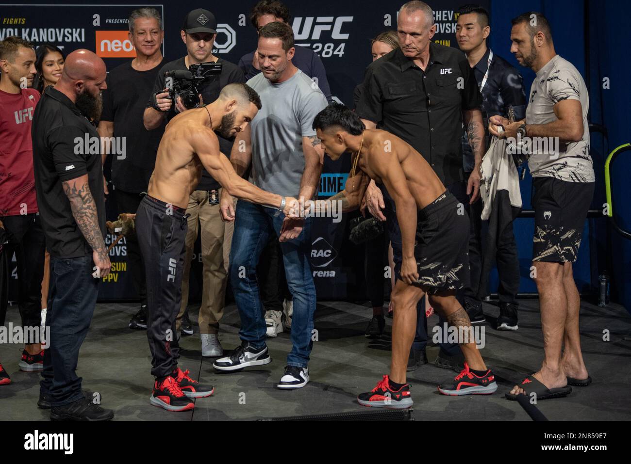 PERTH, AUSTRALIE - FÉVRIER 11 : Shannon Ross et Kleydson Rodrigues affrontent à l'UFC 284 Weight INS avant leur combat à l'UFC 284 : Makhachev contre Volkanovski à l'arène RAC sur 12 février 2023 à Perth, en Australie occidentale, en Australie. (Photo de Matt Davies/PxImages) crédit: PX Images/Alamy Live News Banque D'Images