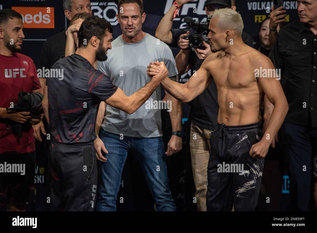 PERTH, AUSTRALIE - 11 FÉVRIER : Zubaira Tukhugov et Elves Brenner affrontent l'UFC 284 Weight ins avant leur combat à l'UFC 284 : Makhatchev v Volkanovski à RAC Arena sur 12 février 2023 à Perth, Australie occidentale, Australie. (Photo de Matt Davies/PxImages) crédit: PX Images/Alamy Live News Banque D'Images