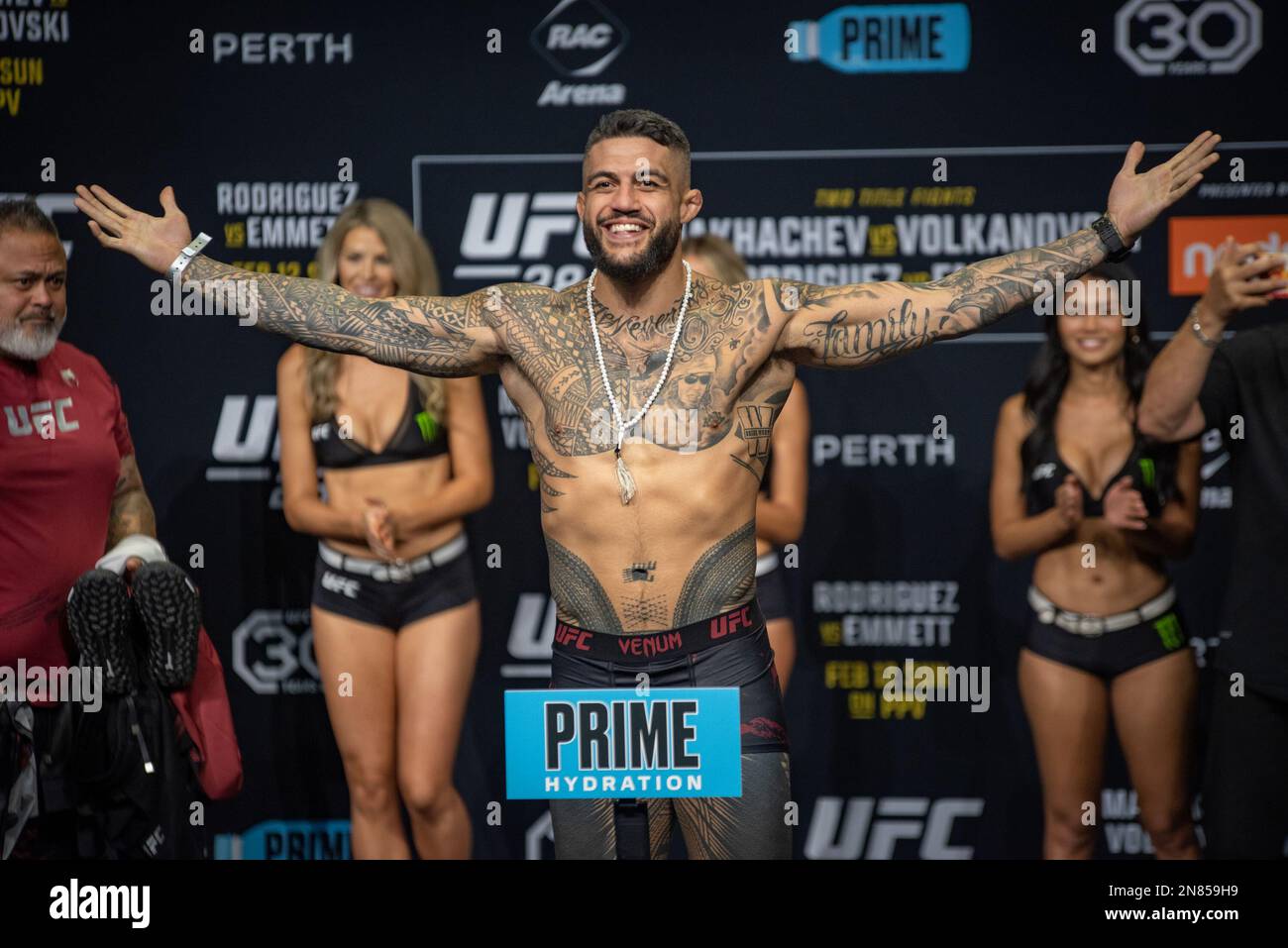 PERTH, AUSTRALIE - FÉVRIER 11 : JustinTafa pèse 266 livres à l'UFC 284 pèse des pouces avant son combat à l'UFC 284 : Makhatchev v Volkanovski à l'arène RAC sur 12 février 2023 à Perth, Australie occidentale, Australie. (Photo de Matt Davies/PxImages) crédit: PX Images/Alamy Live News Banque D'Images