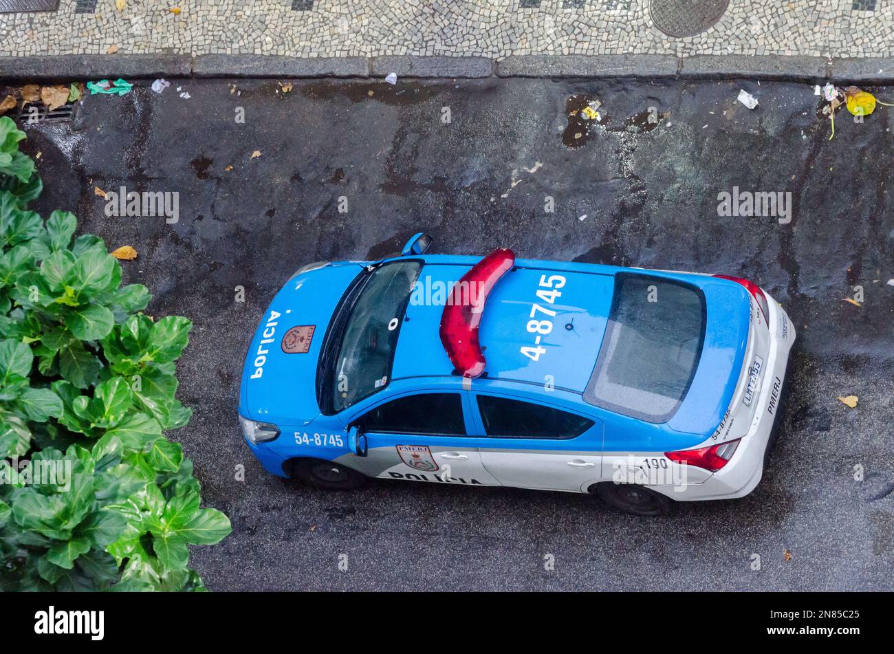 Rio de Janeiro, RJ, Brésil - 7 février 2023 : voiture de la police militaire de Rio de Janeiro patrouilant dans le quartier de Copacabana à Rio de Janeiro, Brésil Banque D'Images