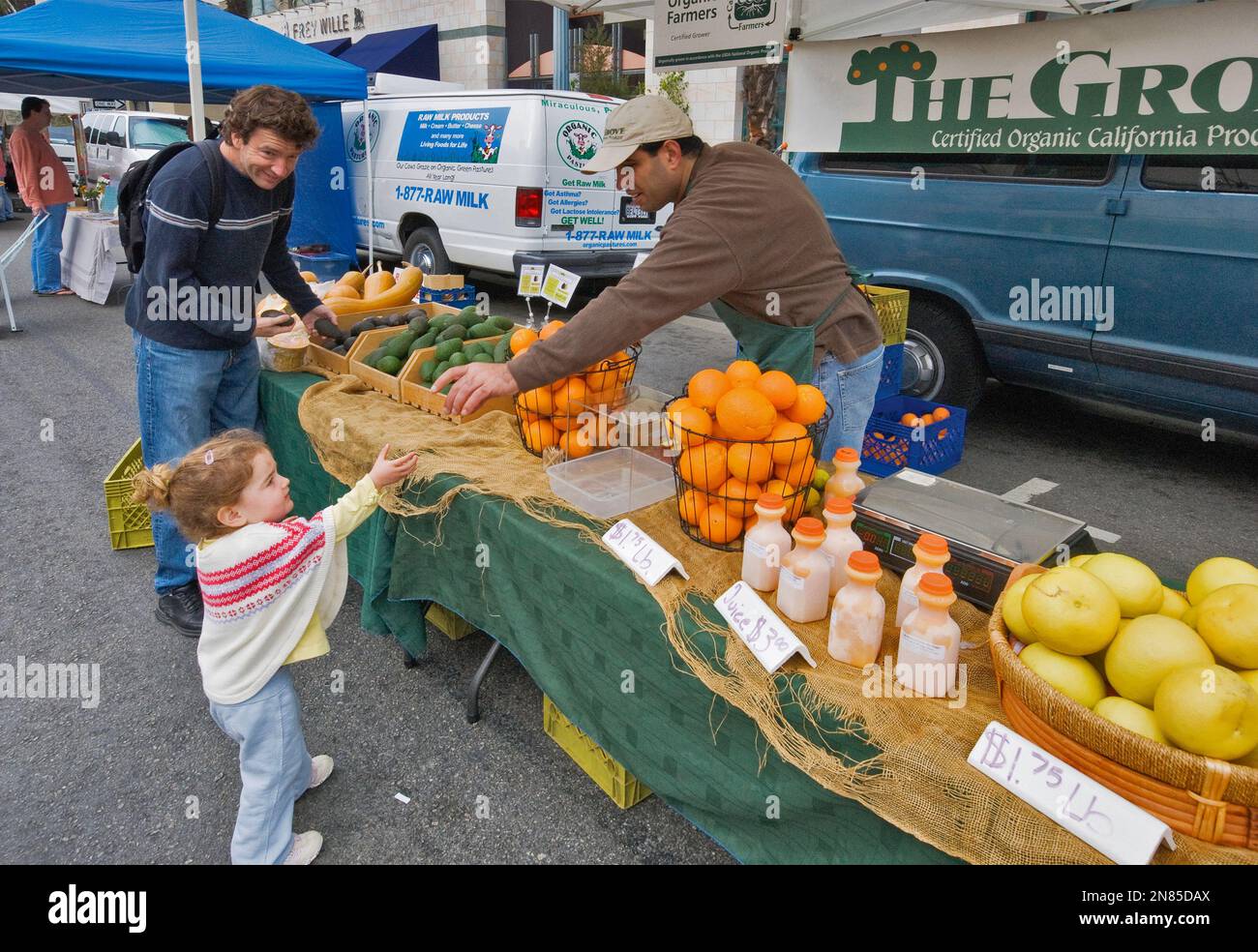 Père avec enfant achetant des fruits biologiques au Farmers Market à Arizona Avenue à Santa Monica, Californie, États-Unis Banque D'Images