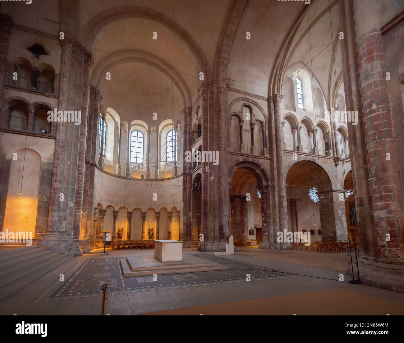 Autel et transept à Saint Martin Church Interior - Cologne, Allemagne Banque D'Images