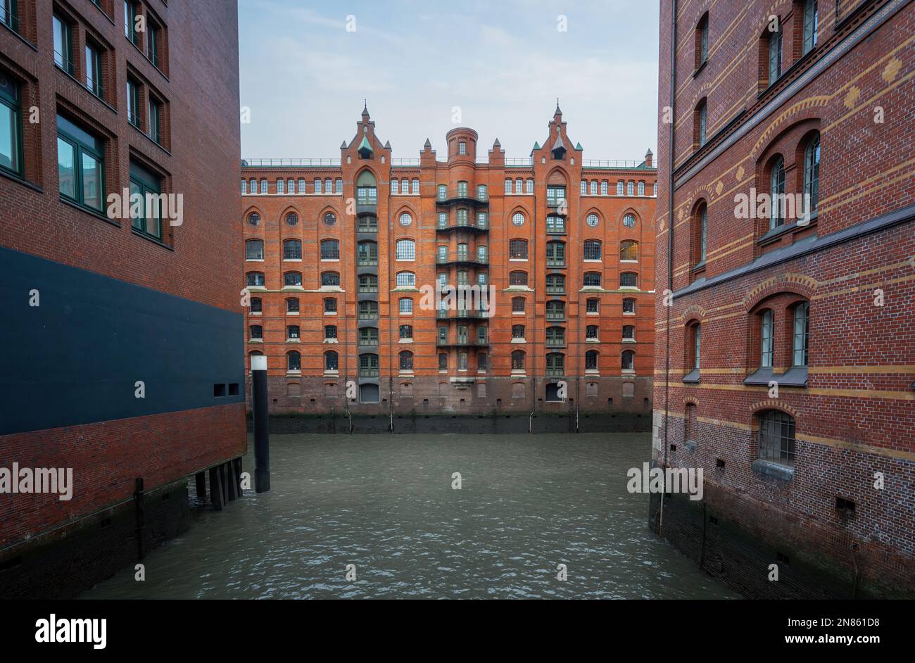 Bâtiments en briques et canal dans le quartier des entrepôts de Speicherstadt - Hambourg, Allemagne Banque D'Images