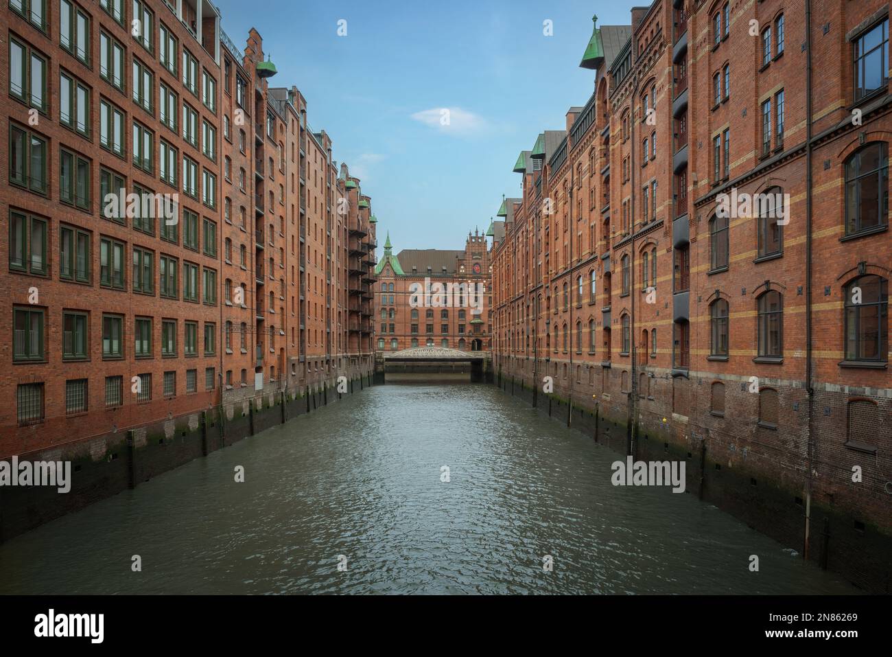 Bâtiments en briques et canal dans le quartier des entrepôts de Speicherstadt - Hambourg, Allemagne Banque D'Images