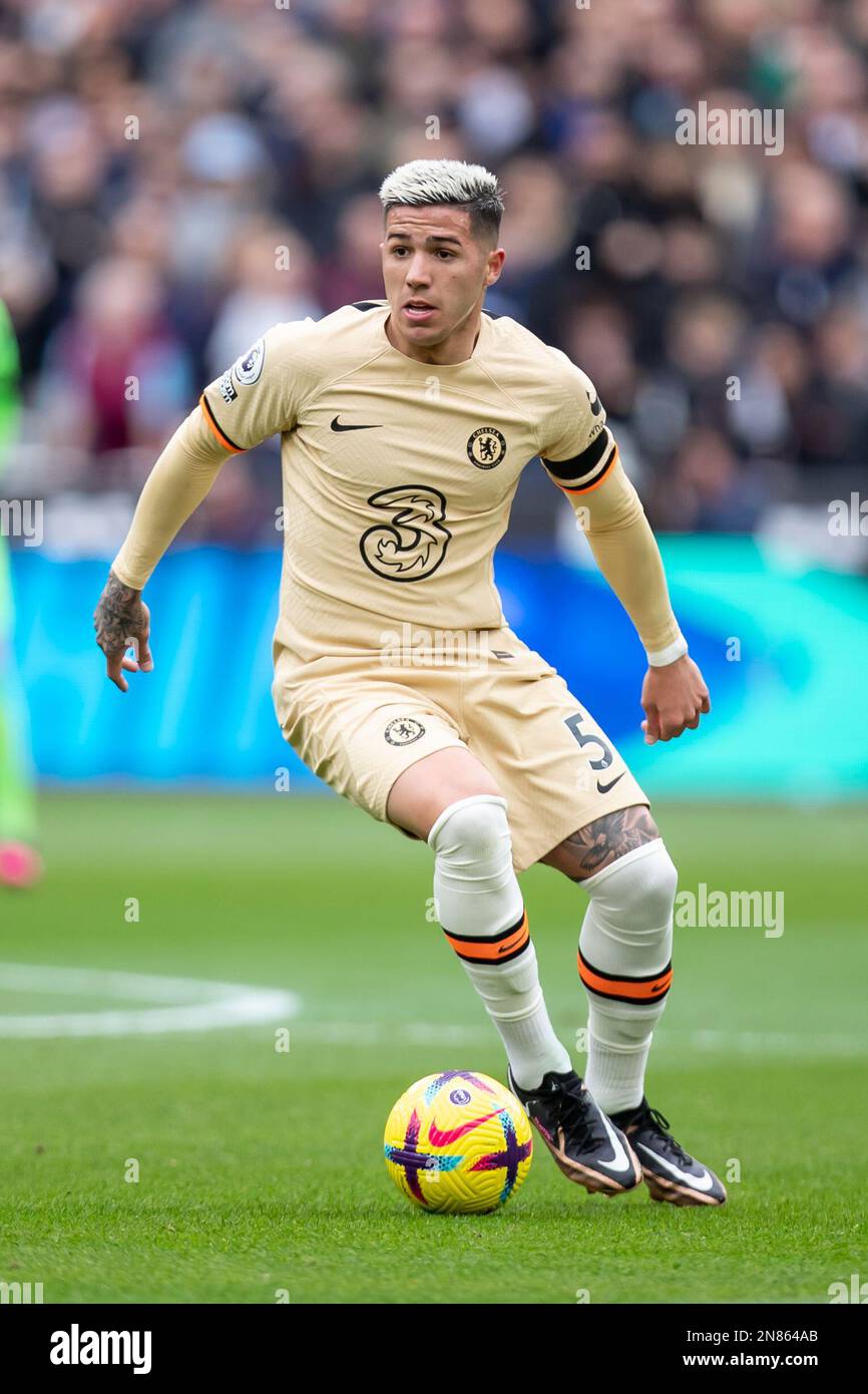 Enzo Fernandez de Chelsea contrôle le ballon lors du match de la Premier League entre West Ham United et Chelsea au London Stadium, Stratford, le samedi 11th février 2023. (Photo: Federico Guerra Maranesi | MI News) Credit: MI News & Sport /Alamy Live News Banque D'Images