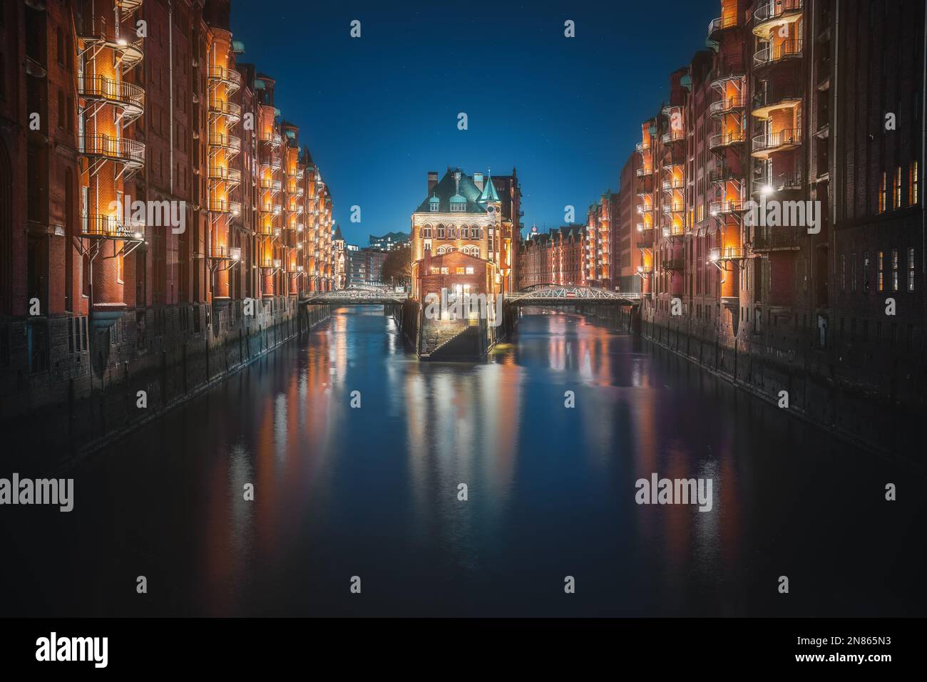 Vue célèbre sur le quartier des entrepôts de Speicherstadt avec le bâtiment Wasserschloss la nuit - Hambourg, Allemagne Banque D'Images