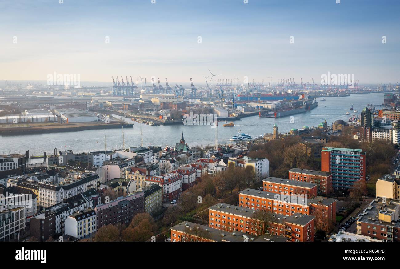 Vue aérienne de Hambourg avec l'Elbe et le port de Hambourg - Hambourg, Allemagne Banque D'Images