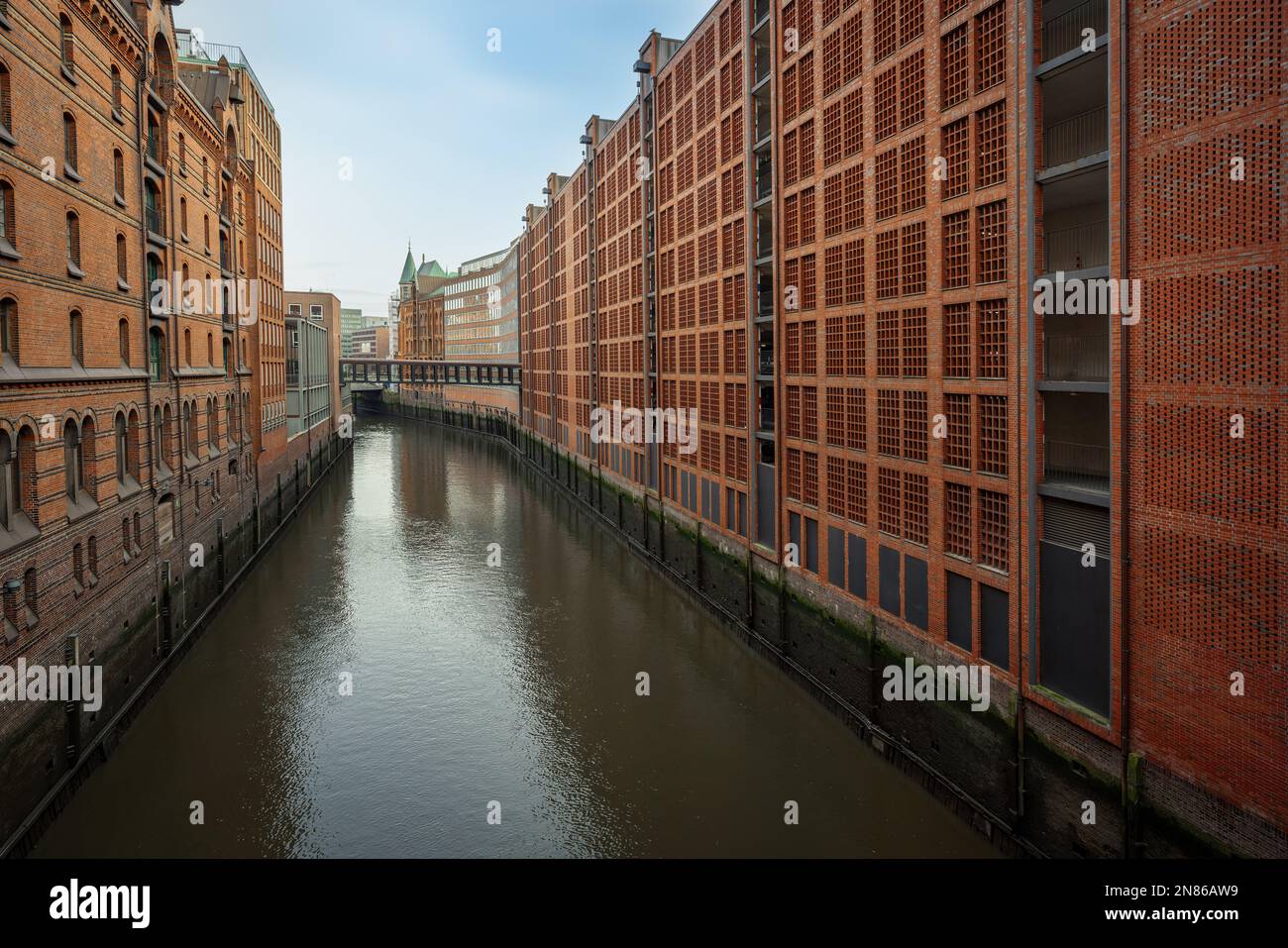 Bâtiments en briques et canal dans le quartier des entrepôts de Speicherstadt - Hambourg, Allemagne Banque D'Images