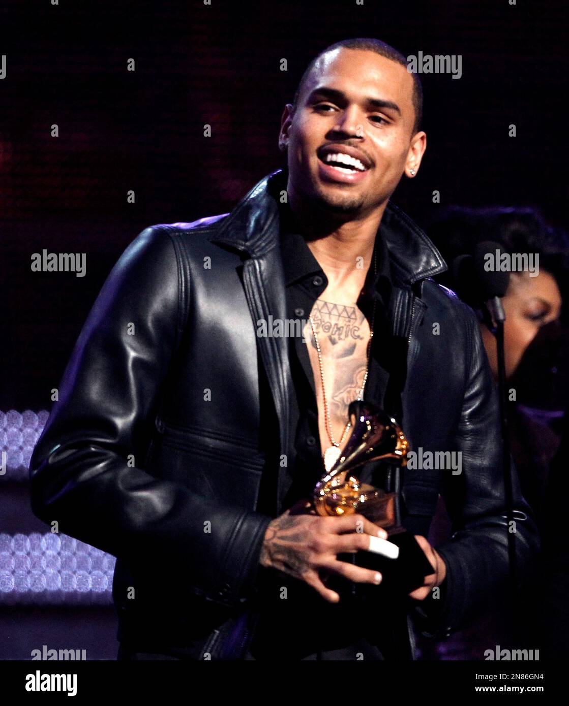 FILE - In this Feb. 12, 2012 file photo, Chris Brown accepts the award for best R&B album for "F.A.M.E." during the 54th annual Grammy Awards in Los Angeles. A Los Angeles County Sheriff’s Department spokesman said Monday Feb. 4, 2013, that the agency expects to close its investigation into a fight between Brown and Ocean last month due to online comments Ocean recently posted stating he was not interested in pressing charges against Brown. (AP Photo/Matt Sayles, File) Banque D'Images