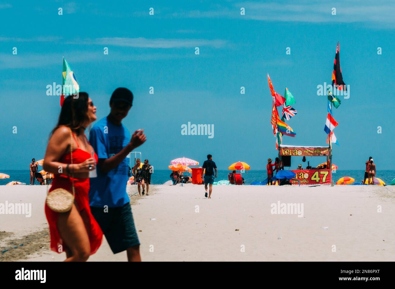 Rio de Janeiro, Brésil - 5 février 2023: Les gens marchent sur la promenade de Copacabana à Copacabana, Rio de Janeiro, Brésil lors d'une journée ensoleillée d'été Banque D'Images
