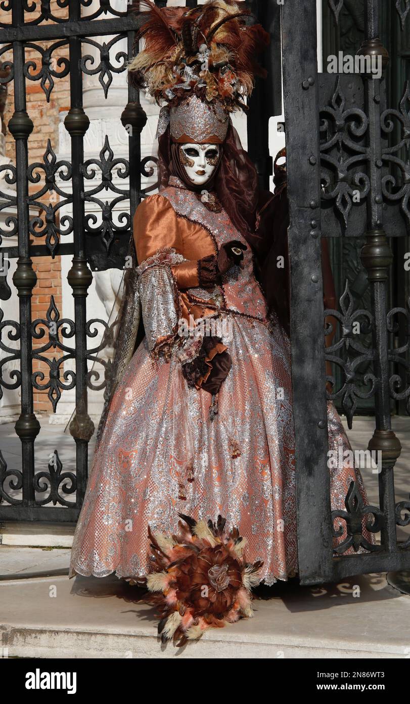 Venise, Italie. 11th février 2023. Les fêtards portant des costumes traditionnels de carnaval et des masques, ainsi que les touristes, se rendent à Venise pour le Carnaval de Venise. Crédit : Carolyn Jenkins/Alay Live News Banque D'Images