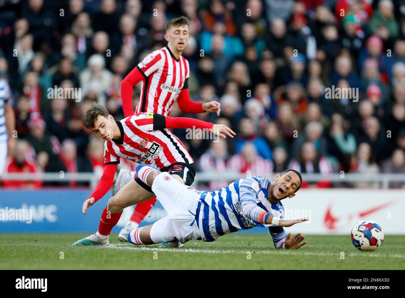 Edouard Michut de Sunderland fout Thomas Ince de Reading pendant le match du championnat Sky Bet au stade de Light, Sunderland. Date de la photo: Samedi 11 février 2023. Banque D'Images