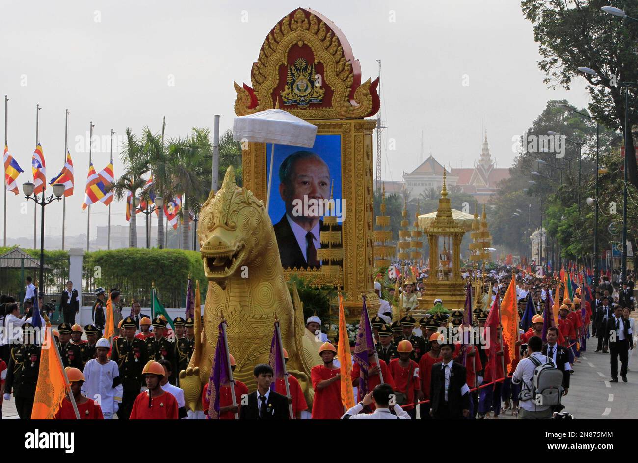 The portrait of late former King Norodom Sihanouk leads his royal funeral procession ahead of his Feb. 4, cremation Friday, Feb. 1, 2013, in Phnom Penh, Cambodia. (AP Photo/Heng Sinith) Banque D'Images